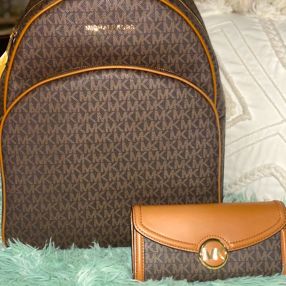 Set Michael kors backpack and wallet.